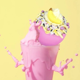 Bomb Cosmetics - Musująca kula do kąpieli Banana Delight o zapachu mlecznego koktajlu z truskawkami 160 g