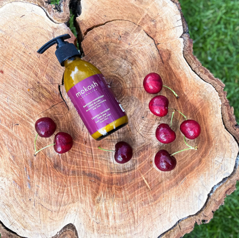 Nawilżająco-rozświetlający lotion do ciała Czereśnia z bursztynem 200 ml Nawilżająco-rozświetlający lotion do ciała Czereśnia z bursztynem 200 ml