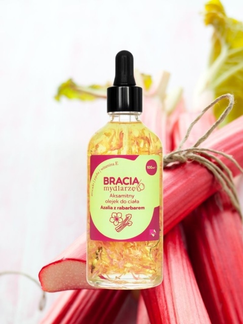 Aksamitny olejek do ciała Azalia z rabarbarem 100 ml – Bracia Mydlarze, w tle rabarbar Aksamitny olejek do ciała Azalia z rabarbarem 100 ml – Bracia Mydlarze, w tle rabarbar