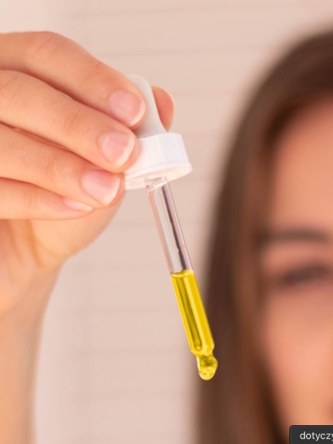 Antyoksydacyjne serum z witaminą C 5% 30 ml – eeny meeny, modelka Antyoksydacyjne serum z witaminą C 5% 30 ml – eeny meeny, modelka