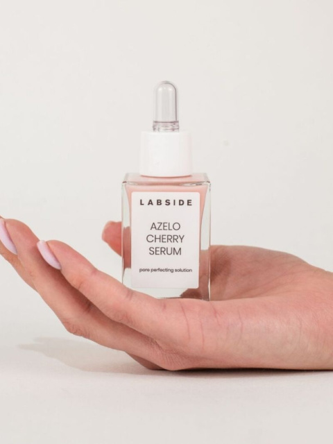 Azelo Cherry Serum w dłoni – Labside Azelo Cherry Serum w dłoni – Labside