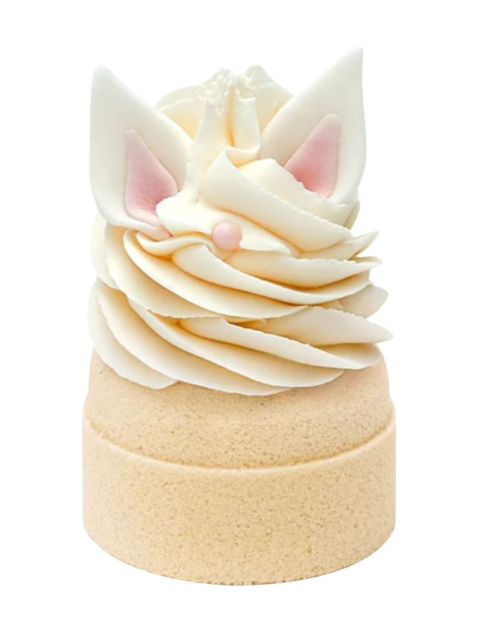 Ręcznie robiona muffinka do kąpieli Creamy Bunny na białym tle, widok z przodu Ręcznie robiona muffinka do kąpieli Creamy Bunny na białym tle, widok z przodu