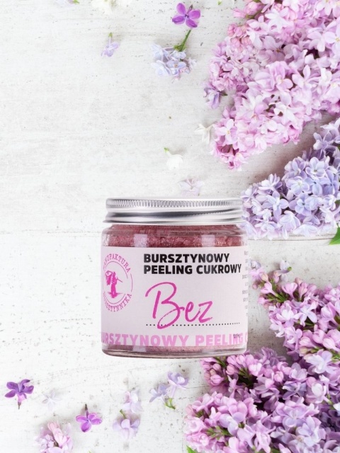 Peeling cukrowy Bez 120 ml – Manufaltura Bursztynnika, w tle kwiaty bzu Peeling cukrowy Bez 120 ml – Manufaltura Bursztynnika, w tle kwiaty bzu
