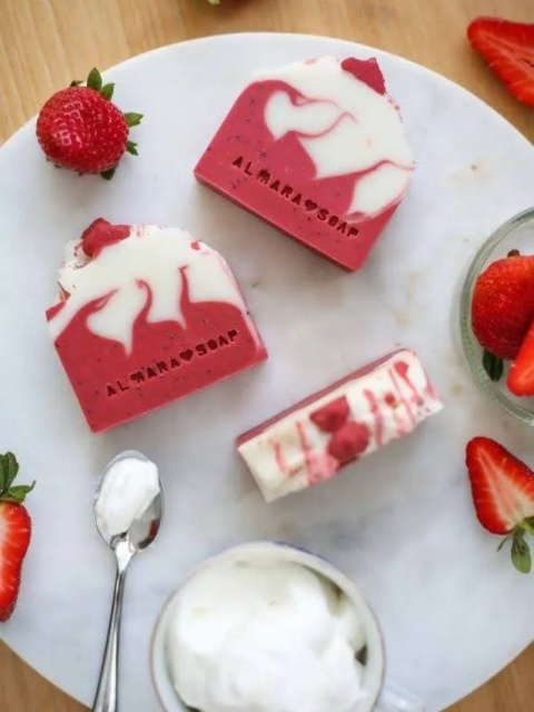 Mydło Strawberry & Cream mydło o zapachu truskawek100 g – Almarasoap, w tle truskawki i śmietanka
