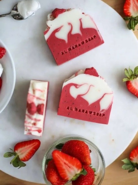 Mydło Strawberry & Cream mydło o zapachu truskawek100 g – Almarasoap, kompozycja mydeł