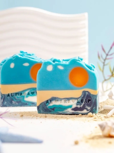 Sunny Beach, limitowane mydło o zapachu lemoniady 100 g – Almarasoap, na tle morskiej plaży Sunny Beach, limitowane mydło o zapachu lemoniady 100 g – Almarasoap, na tle morskiej plaży