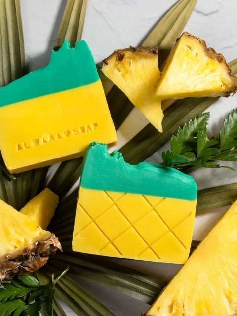 Pinapple, limitowane mydło o zapachu ananasa 100 g – Almarasoap, w tle owoce ananasa