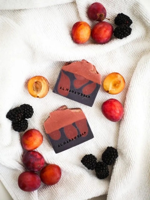 Mydło ręcznie robione o aromacie wiśni i nugatu Cherry Nougat 100 g edycja limitowana 100 g , w tle owoce