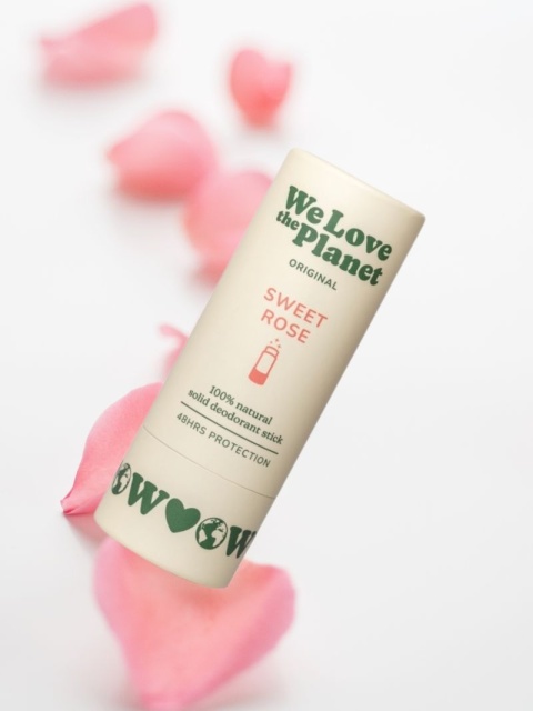 Dezodorant w sztyfcie Sweet Rose (Sweet Serenity), certyfikowany, bez aluminium 40 g – We Love The Plane, aranżacja z płatkami