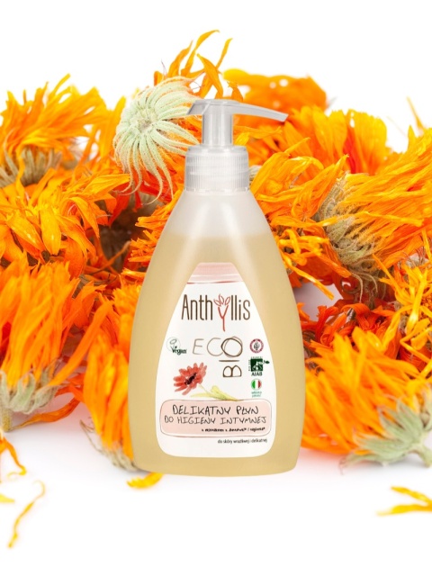 Ekologiczny płyn do higieny intymnej z wyciągiem z borówki i nagietka 300 ml , w tle płatki nagietka