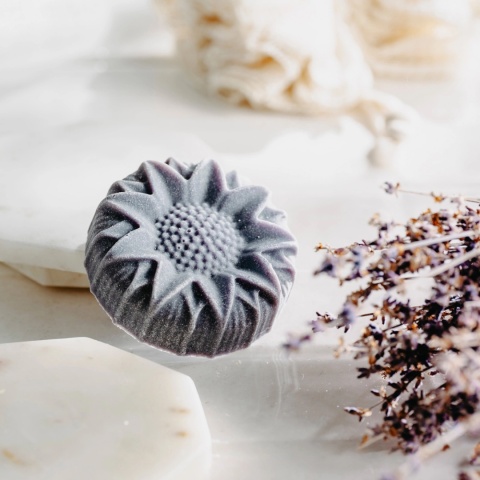 Mydło z pumeksem do rąk Lawenda z May Chang 110 g – aranżacja z lawendą