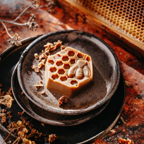 Mydło naturalne propolisowe  65 g – aranżacja