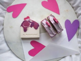 Ręcznie wytwarzane mydło o kwiatowo-owocowej kompozycji zapachowej For You 100 g – Almara Soap