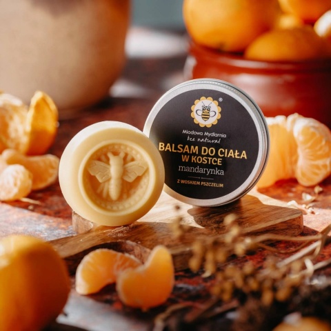 Balsam do ciała w kostce Mandarynka 40 g – aranżacja wśród cząstek mandarynek