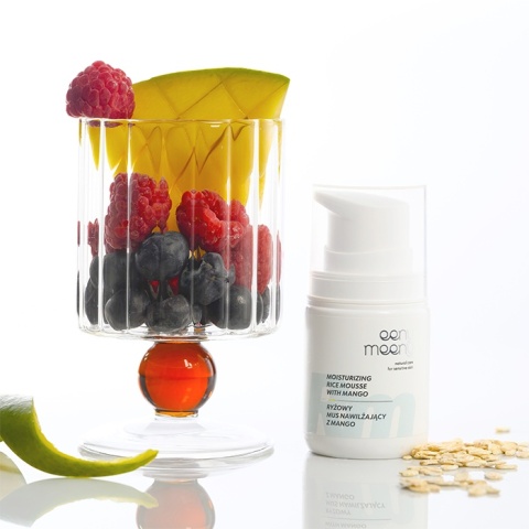 Ryżowy mus nawilżający z mango 50 ml – aranżacja z owocami