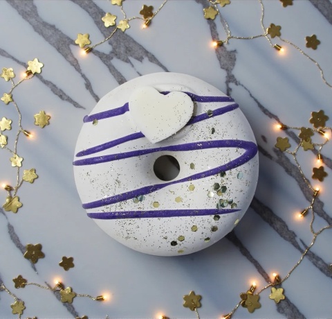 Ręcznie wytwarzane mydło Pure Love o kwiatowej kompozycji zapachowej 80 g – produkt w gwoezdnej aranżacji