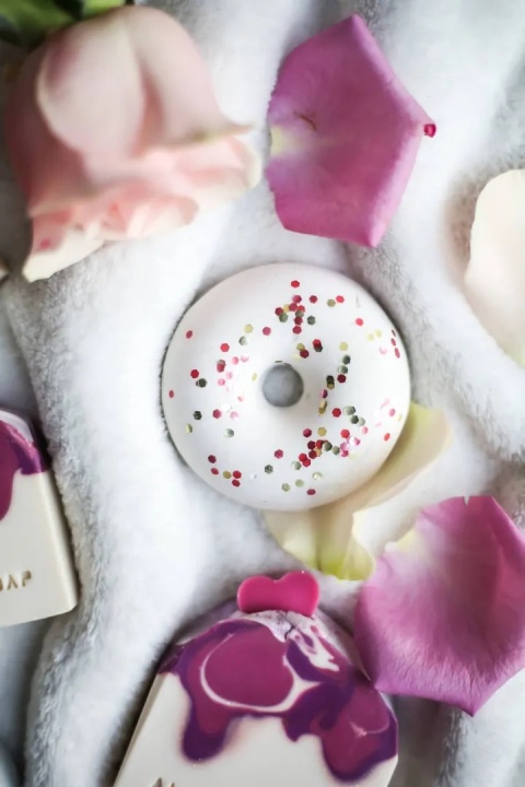 Red Passion o kwiatowej kompozycji zapachowej 80 g – aranżacja w różanej kompozycji