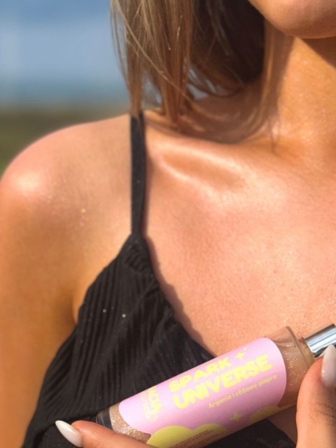 SPARK UNIVERSE – rozświetlający olejek do ciała z drobinami 50 ml – Bracia Mydlarze, modelka