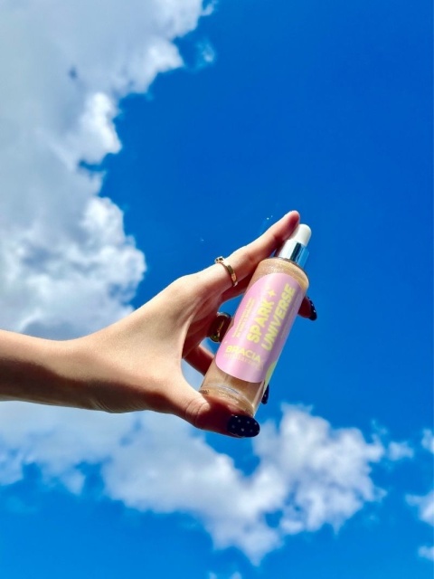 SPARK UNIVERSE – rozświetlający olejek do ciała z drobinami 50 ml – Bracia Mydlarze, na tle nieba