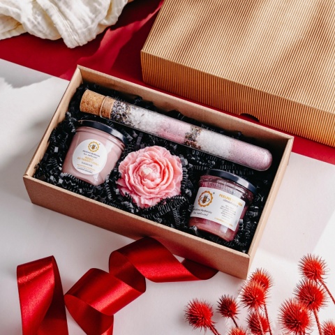 Zestaw Różowy - Masło, Peeling, Sól i Świeca – Miodpwa Mydlarnia, prezentaja produktów