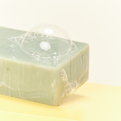 Naturalne mydło w kostce  Eukaliptus cytrynowy 110 g – prezentacja podczas mycia