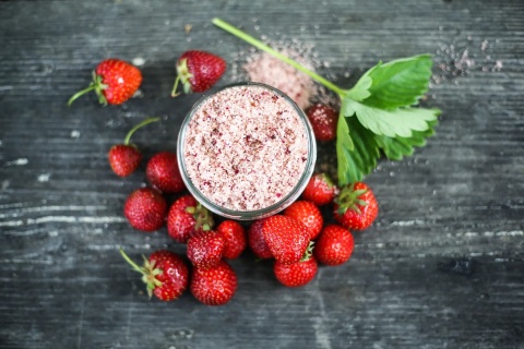 Cukrowo-solny scrub do ciała Strawberry Cream 180 g –aranzacja na drewnie