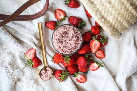 Cukrowo-solny scrub do ciała Strawberry Cream 180 g – aranzacja na jasnym tle