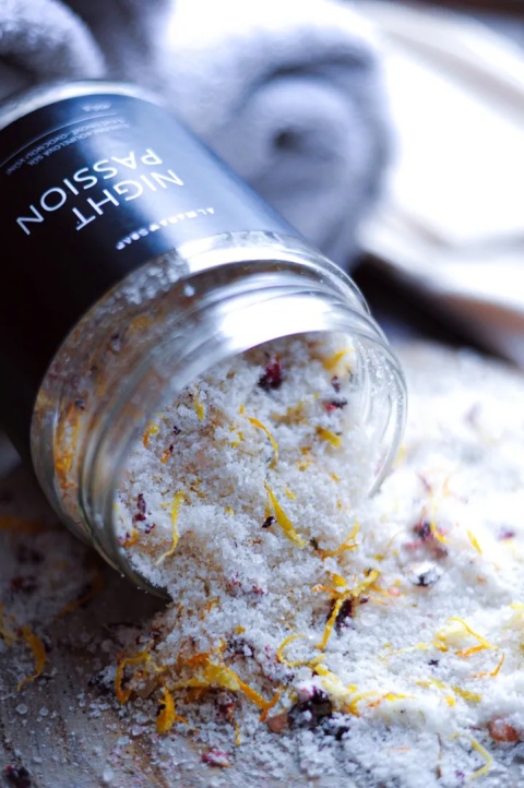 Sól do kąpieli Night Passion 450 g - rozsypana sól z płatkami