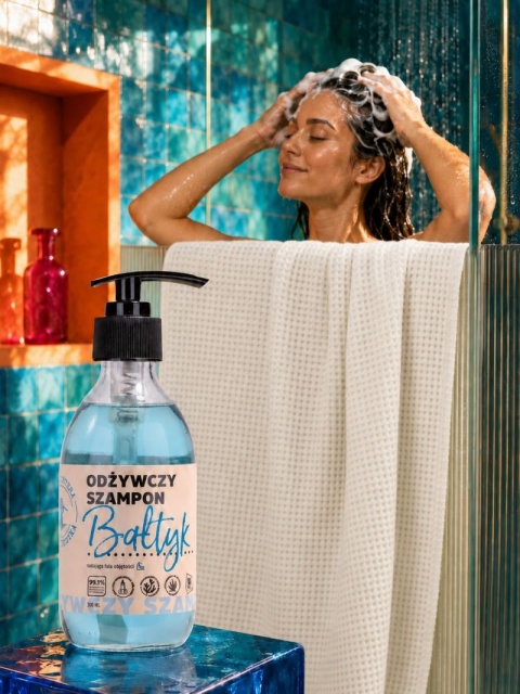 Odżywczy Szampon Bałtyk 300 ml – Manufaktura Bursztynnika, aranżacja w łazience